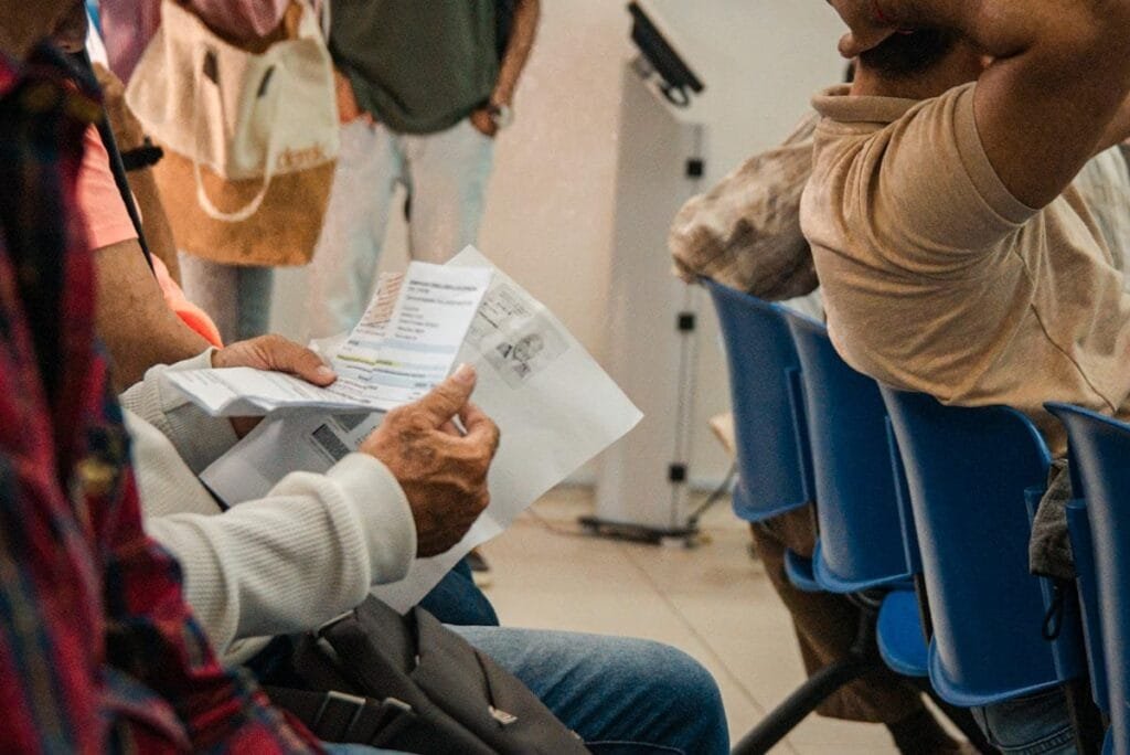 Manos de paciente. Fotografía de Jesús Ochoa. 
